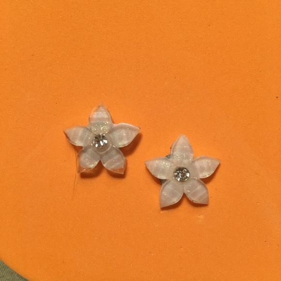 White flower earrings new - Picture 1 of 3